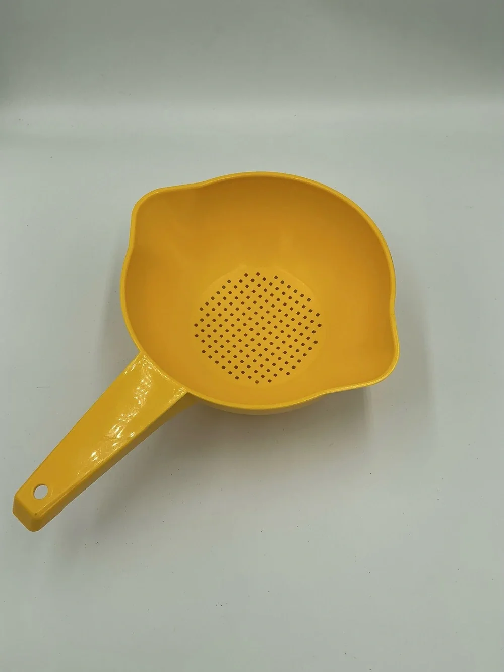 Vintage Tupperware Yellow 1 quart Kitchen Colander Strainer W/Handle 1200